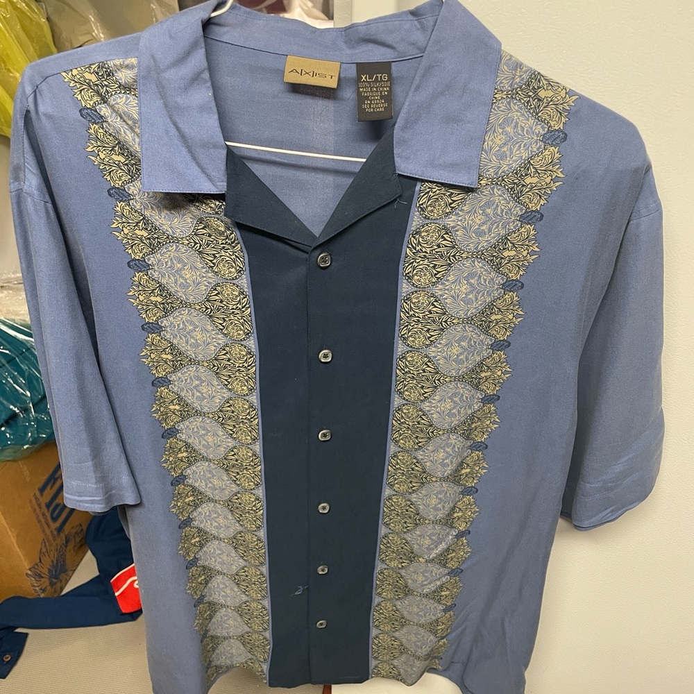 Axist brand men’s button down shirt